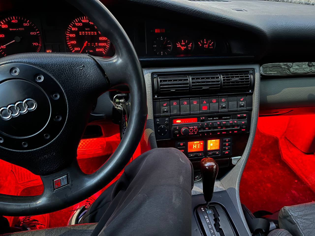 Snídaně české Budějovice Установил подсветку ног — Audi A6 (C4), 2,6 л, 1995 года | аксессуары