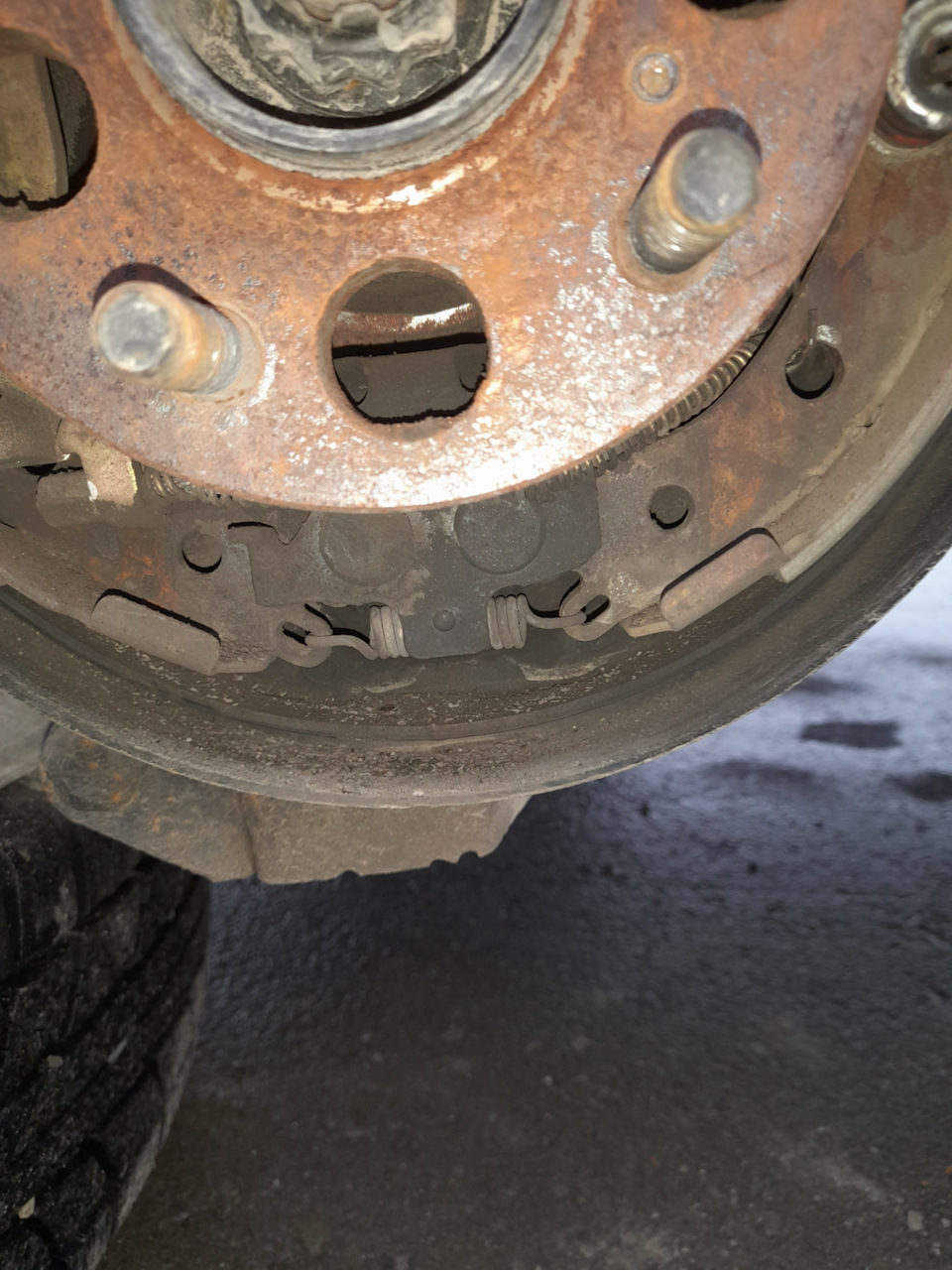 Меняем тормозные задние колодки — Toyota RAV4 (II), 2 л, 2003 года ...