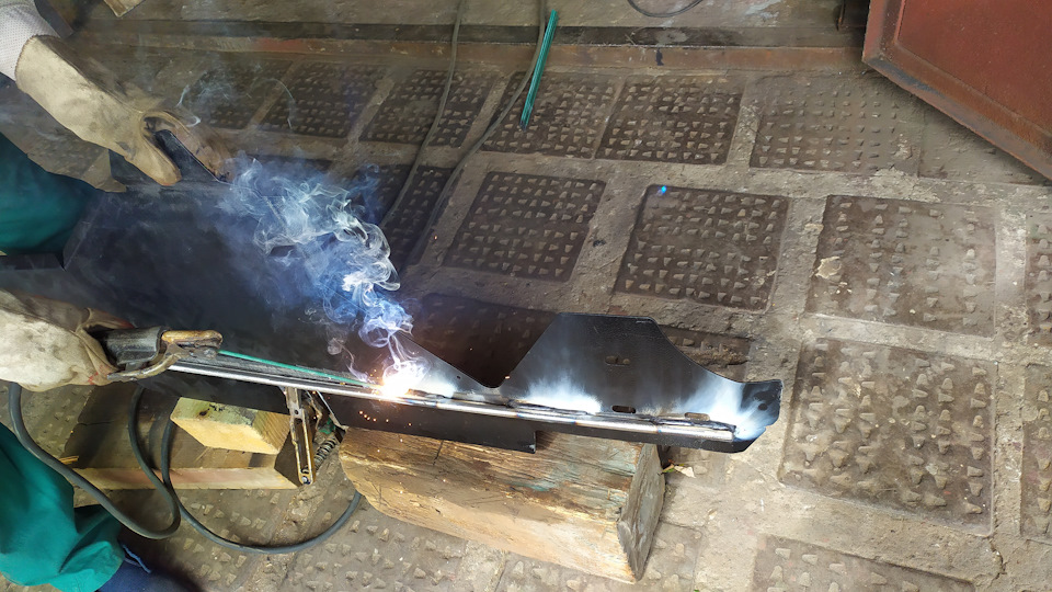 Установка защиты заднего бампера Motodor старого образца с фаркопом ...