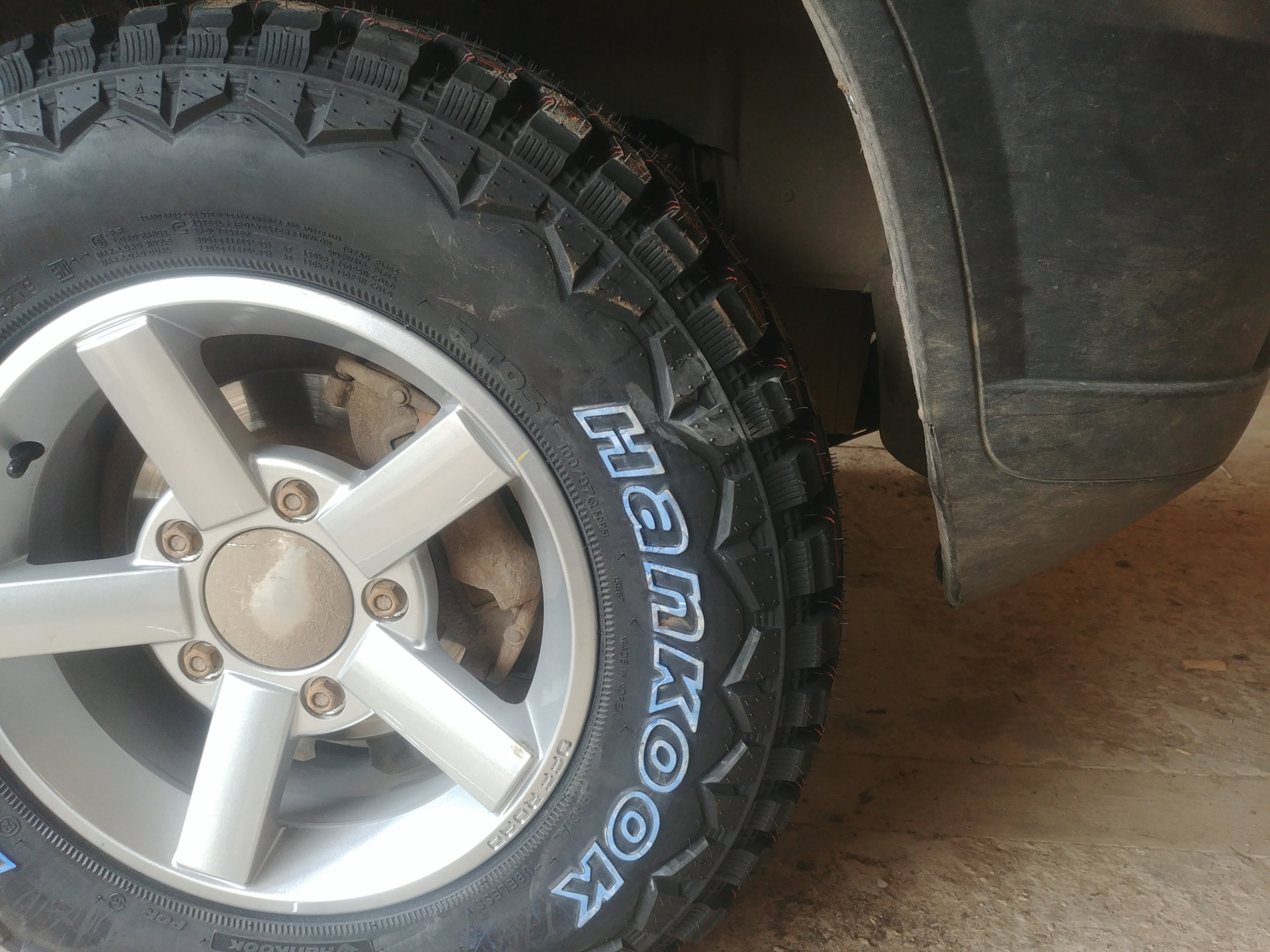 Hankook 215 75 r15. Ханкук МТ 215/75/15. Hankook 195/80 r15 Шнива. Нива на резине 215/75 r15 Ханкук МТ ковка. Шины 215 75 15.