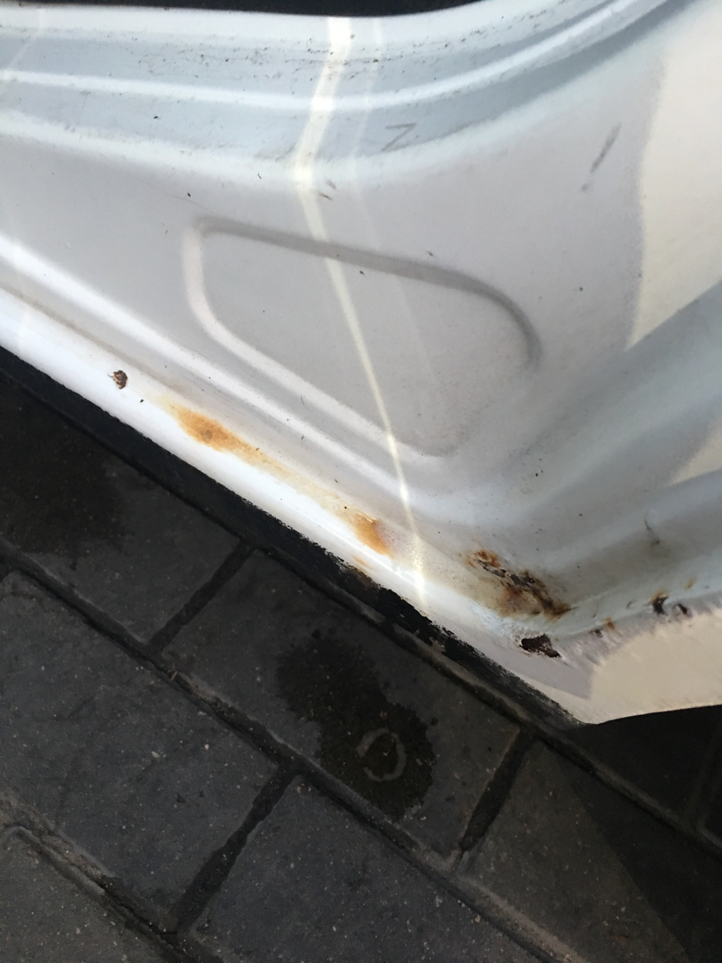 Как убрать ржавые подтеки. Подтеки ржавчины. Сквозная коррозия металла. Легкая ржавчина на машине. Желтоватые подтеки на кузове автомобиля ничем не отмываются.