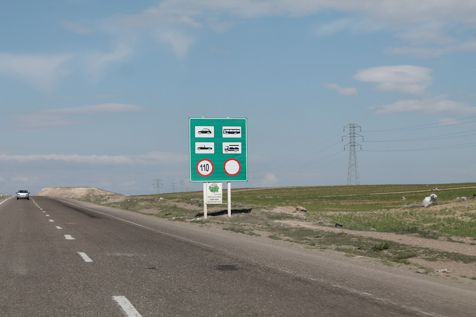 по этим двум полосам «Движение запрещено» автобусам и грузовикам. Для них есть своя дорога. Нашим дорожным строителям есть чему поучиться. — Nissan Patrol (Y61)