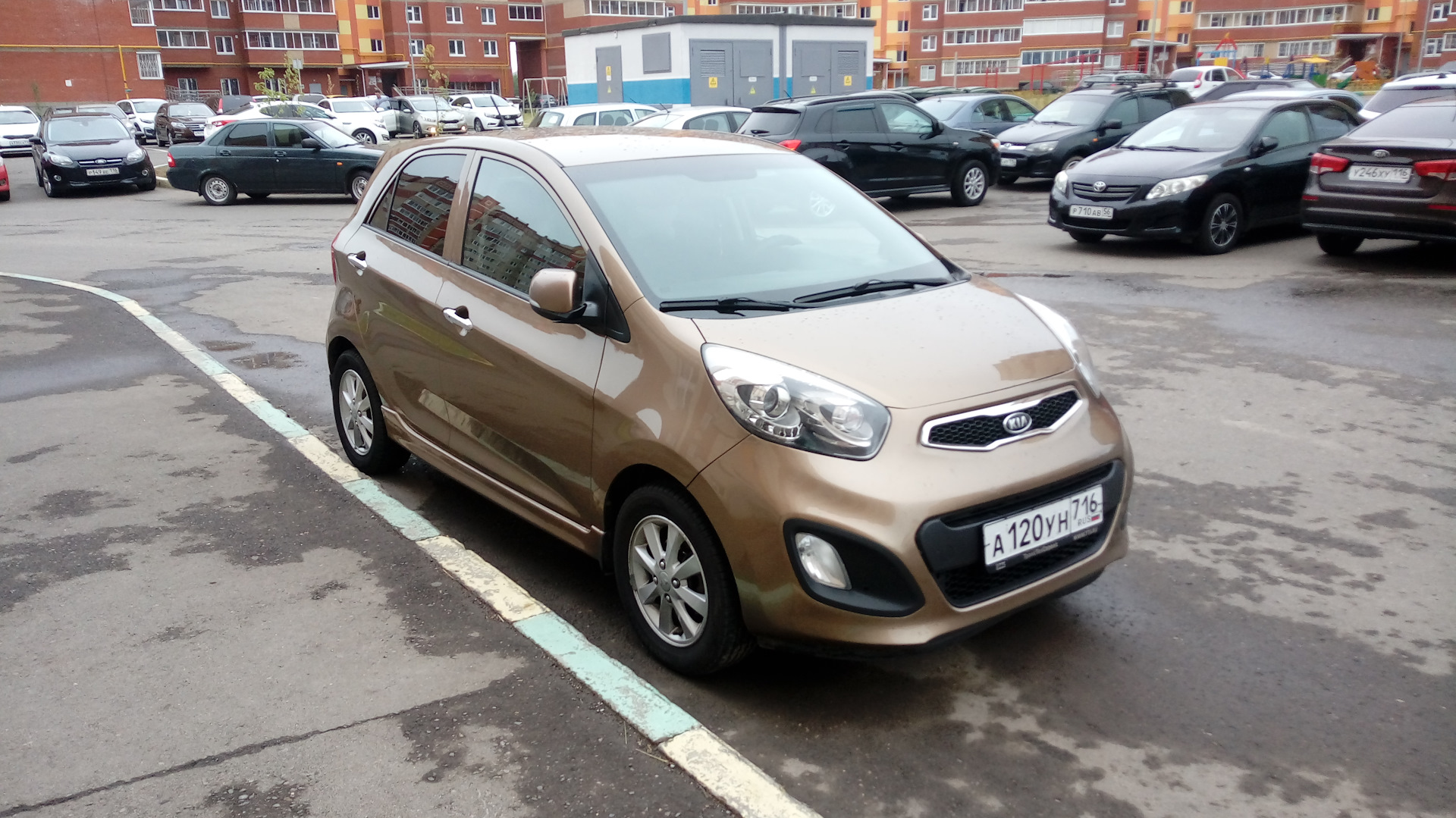 Запаркованные машины Kia Picanto