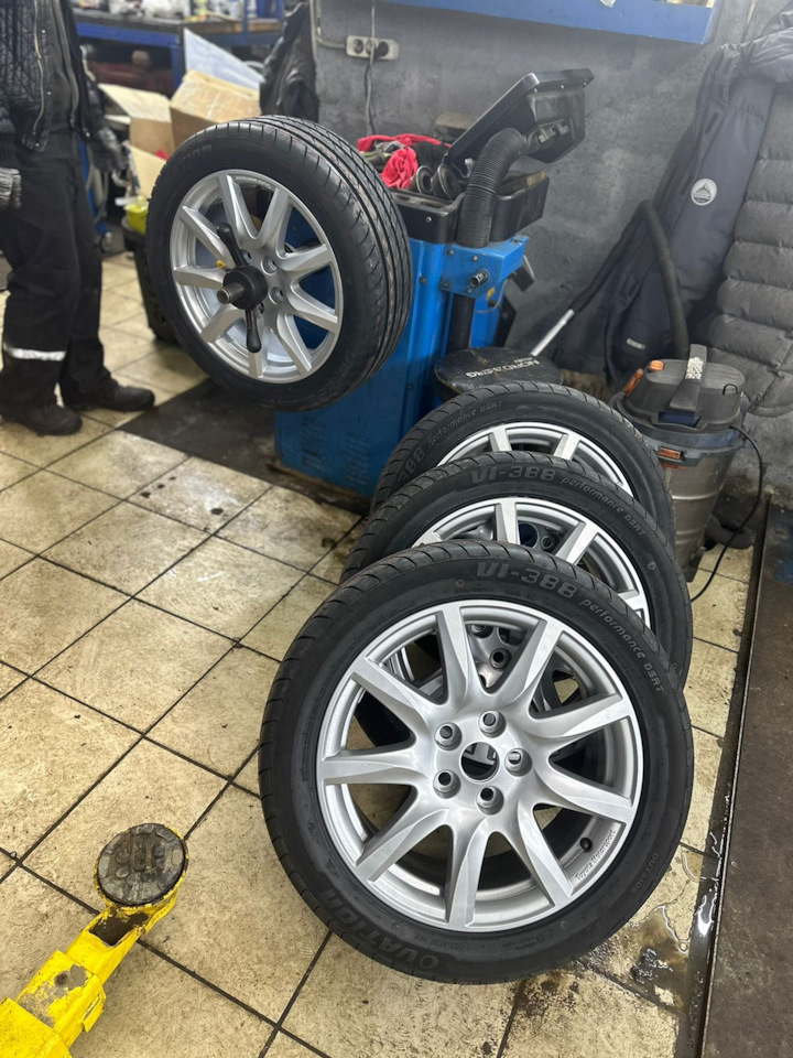 Шины летние 205/50 R17, литые диски Ronal 7Jx17 5x114,3 на Toyota ...