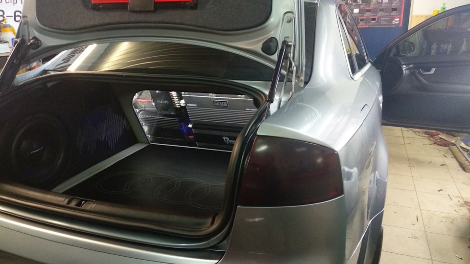 На этом фото вы видите дверь, в которой 5 динамиков))) 2 20, 2 16,5 и один твиттер) — Audi A4 (B7)