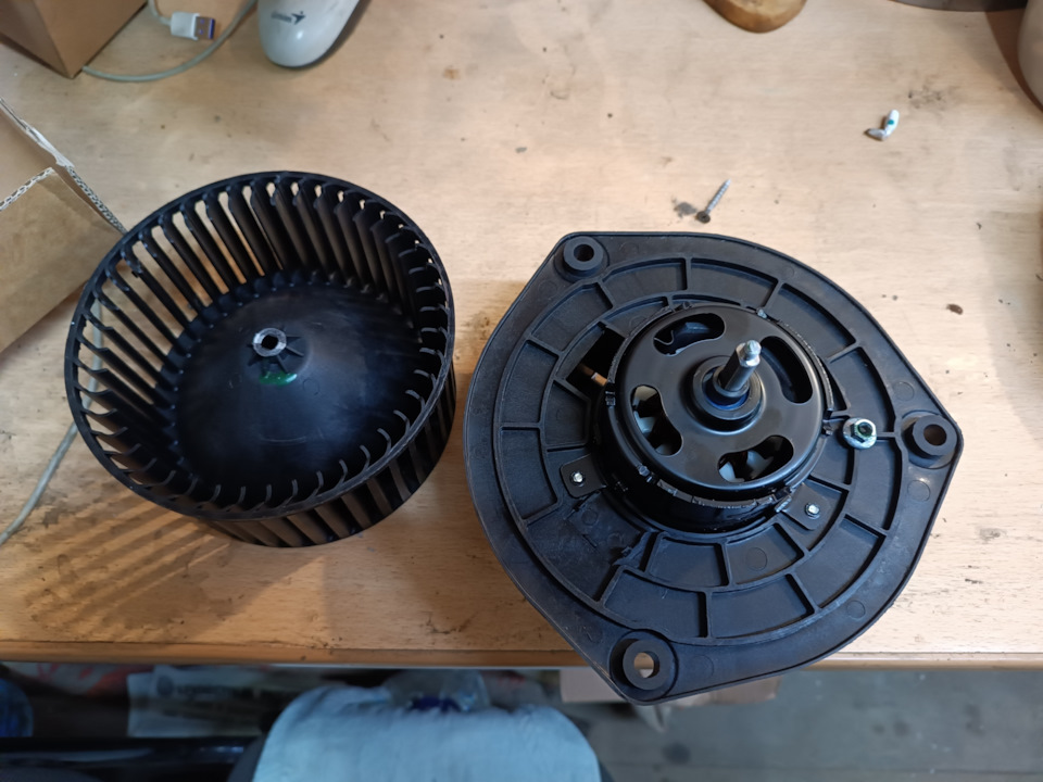 Снятая крыльчатка, обратно сажал на фиксатор резьбы, на всякий случай — Chevrolet Niva (1G)