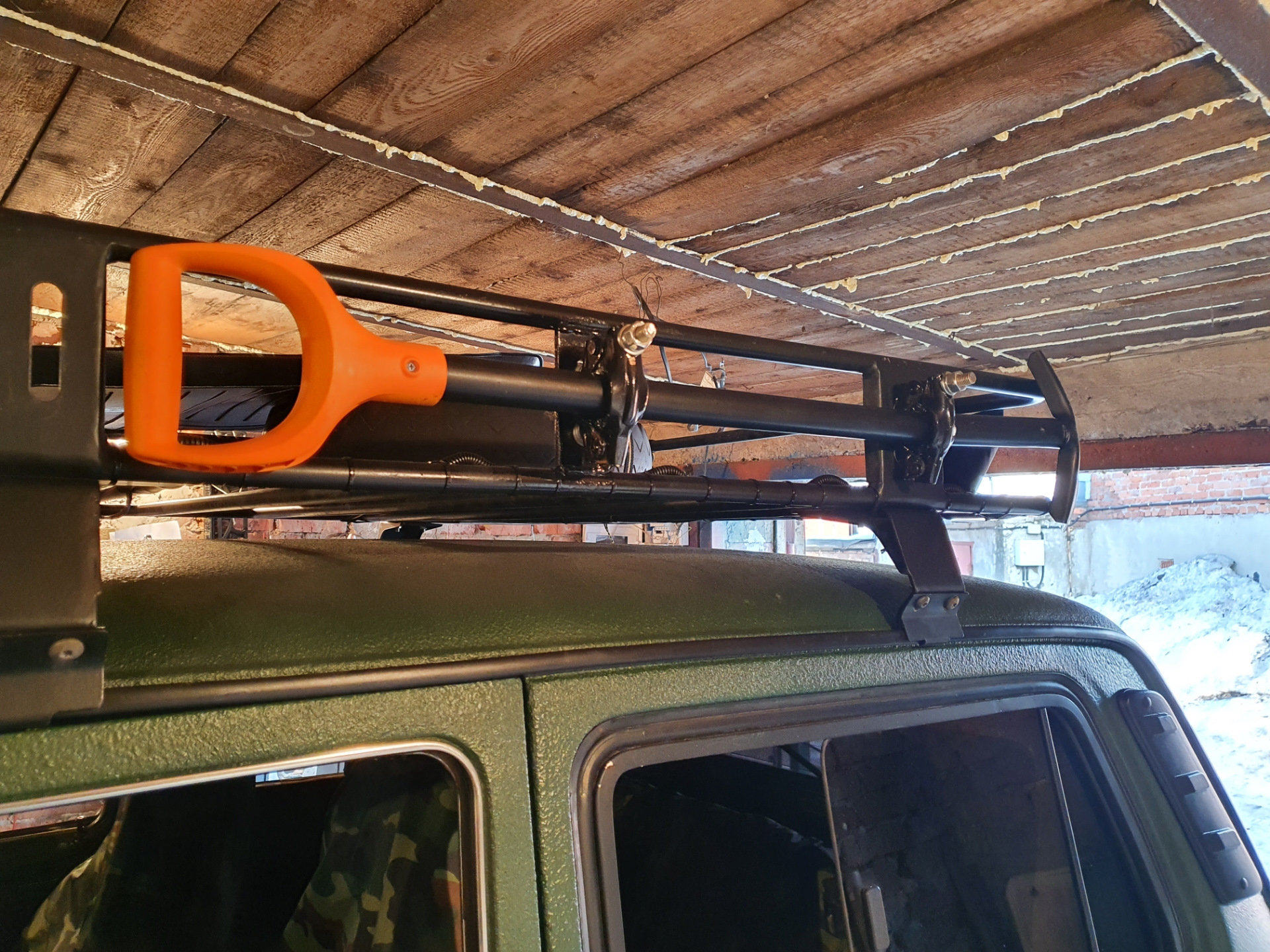 Крепление лопаты на багажник — Lada 4x4 3D, 1,7 л, 1996 года ...