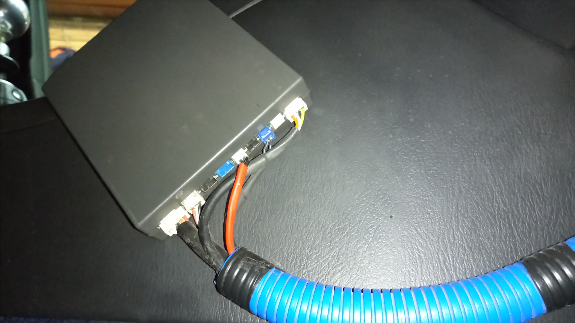 Заполнение отверстия вместо магнитолы полезными ништяками. — Subaru ...