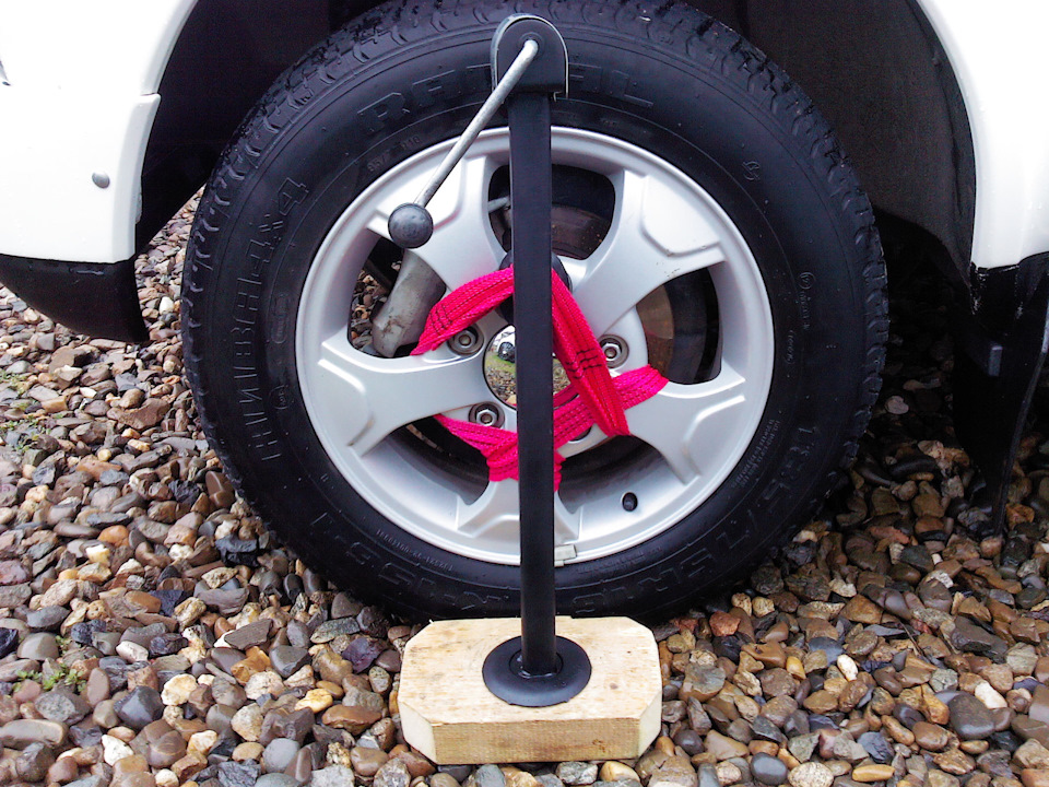 Подвязка переднего колеса (одна спица снизу). — Lada 4x4 3D