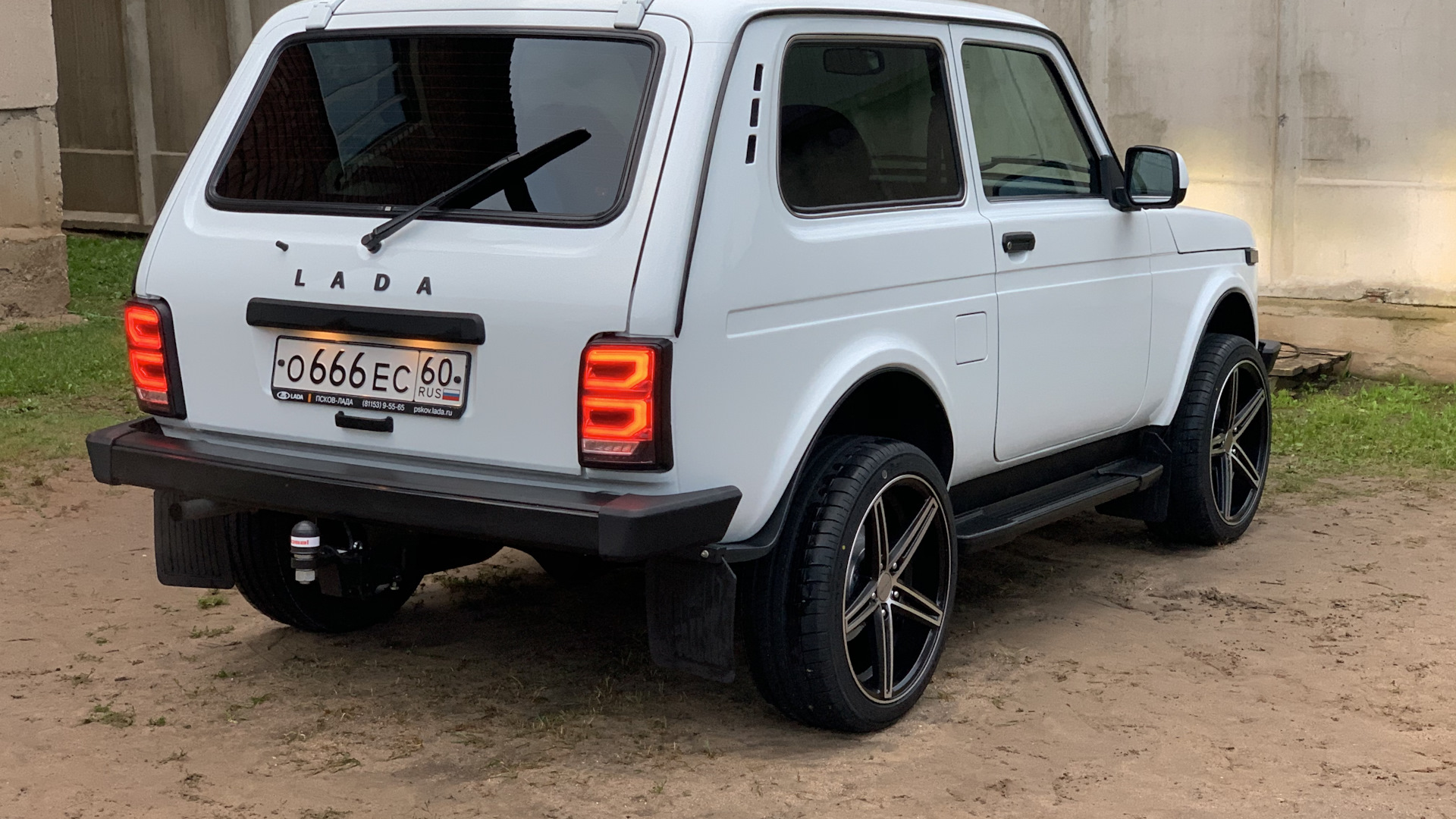 Lada 4x4 3D 1.7 бензиновый 2014 | white/black/18 Vossen на DRIVE2