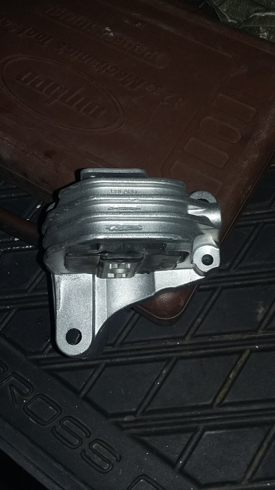 Подушка двигателя вольво хс90. Вольво чс90 верхняя подушка двигателя. Опора двигателя вольво s60 верхняя. Верхняя опора двигателя вольво хс90 2. 5т.