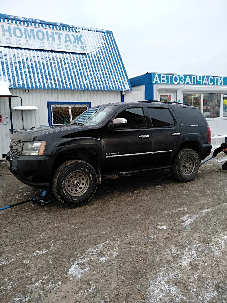 Гудричи готовятся к зимней спячке))) Вид конечно бомба с ними! — Chevrolet Tahoe (GMT900)