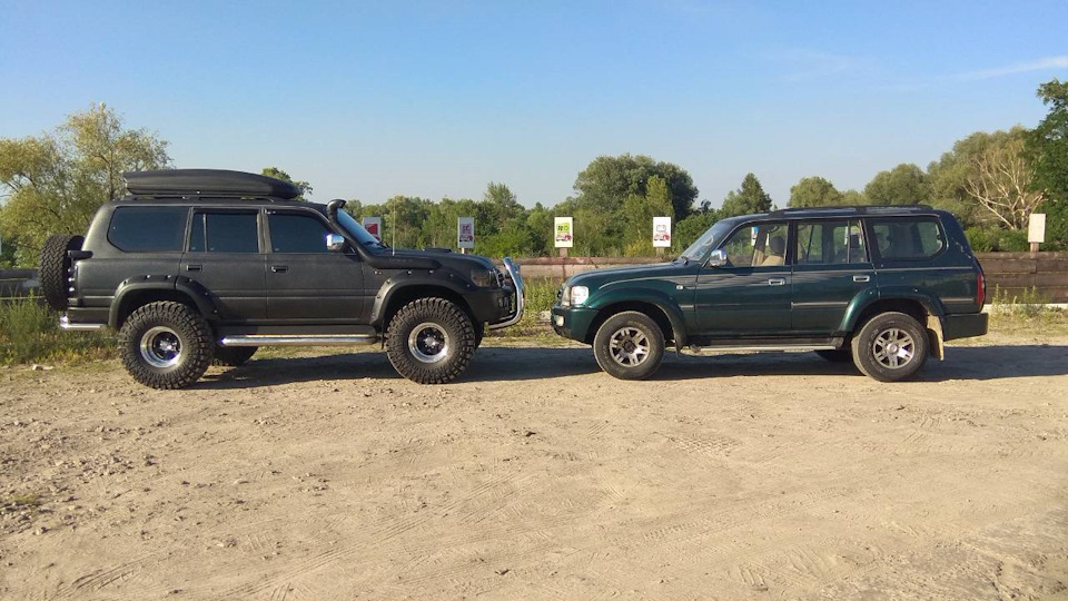 На ТЛК80 стоят пока что родные пружины с очень длинными проставками спереди и сзади, идет подготовка для изготовления усиленных передних и задних пружин. Для сравнений, авто одной марки в не законченном пока что тюнинге по подвеске, и авто полностью без тюнинга… — Mitsubishi Pajero Sport (1G)