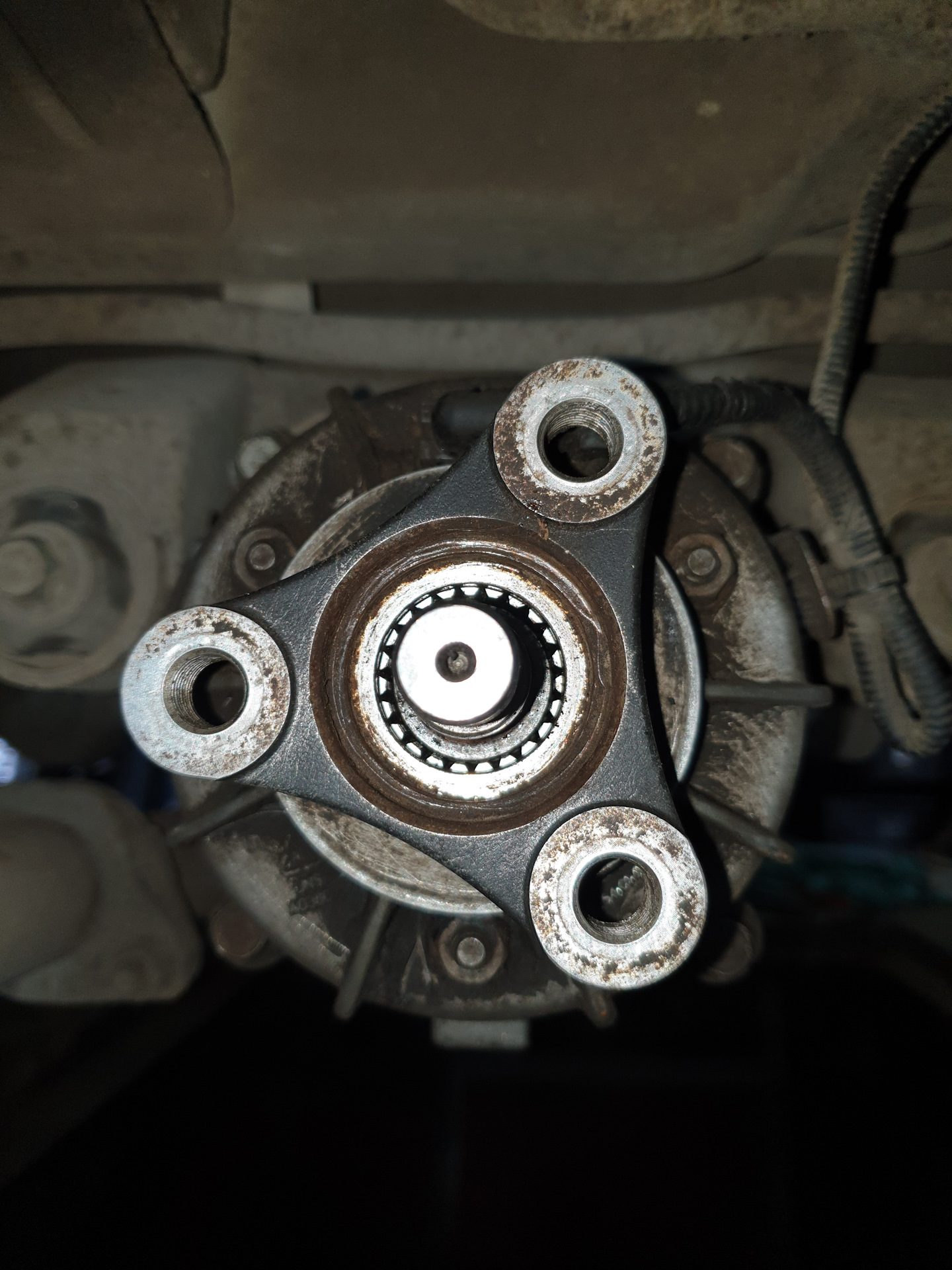 Сальник хвостовика раздатки рав 4. Хвостовик муфты. Фланец муфты полного привода туксон 2006. Хвостовик муфты. Хвостовик муфты.