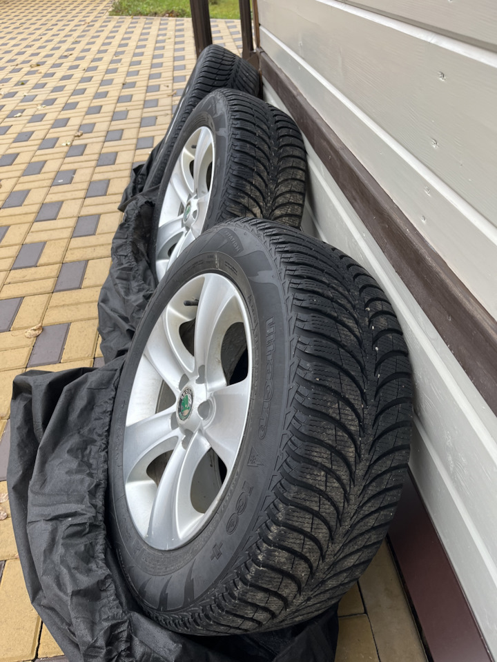 Шины зимние нешипованные Goodyear 215/60 R16, литые диски Skoda 7Jx16 ...