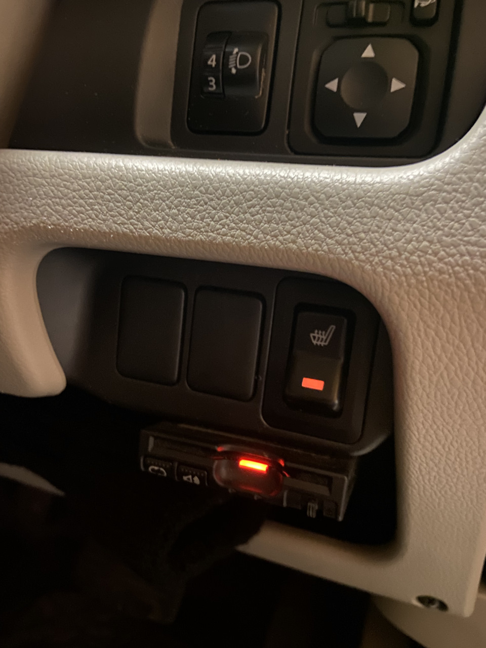 Замена лампочки в кнопке подогрева — Mitsubishi eK-Wagon (3G), 0,7 л ...