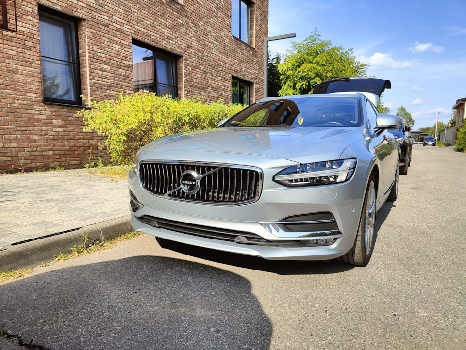 Безрамочные рамки и шильдики — Volvo V90 (2G), 2 л, 2018 года ...