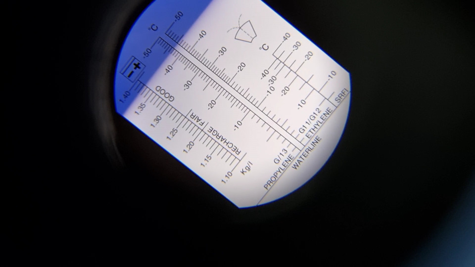 Что я вижу, у нас антифриз G12 поэтому правая шкала (снизу подписано) — Lada Vesta SW Cross (1G)