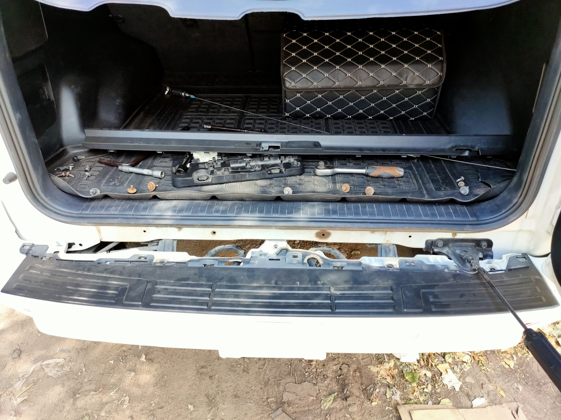 снимаем бампер прадо 150