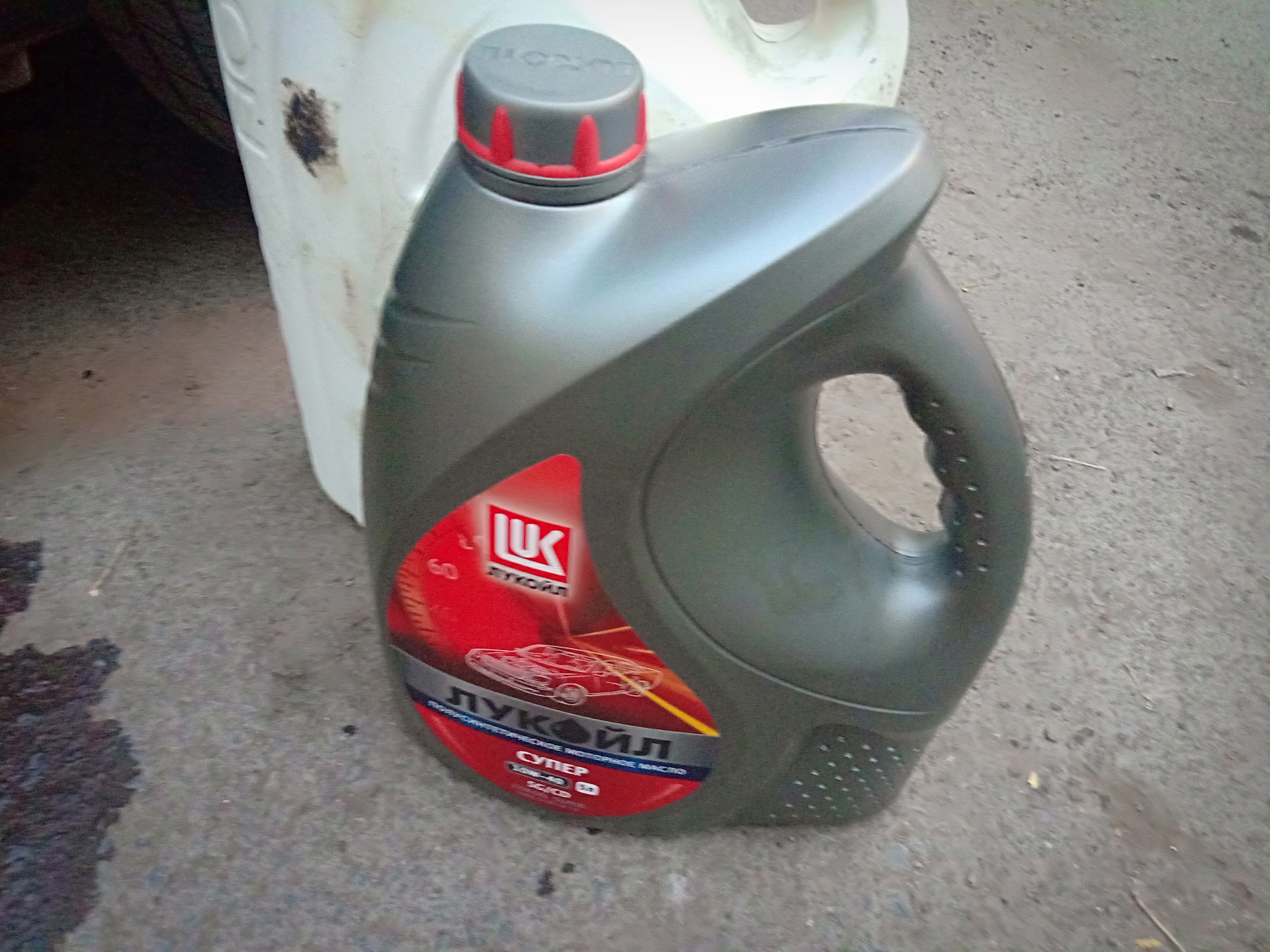 Масло для двигателя. Долил 2 литра масла. Масло для двигателя. Моторное масло для лада веста кросс 1. Молиген 5w40 лада веста.