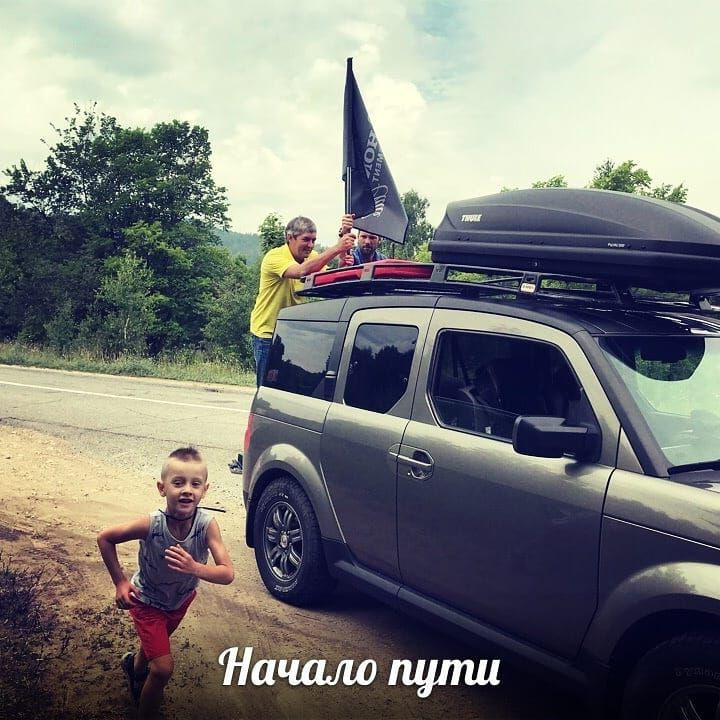 Бежит Захар, закрепляют флаг Сергей Кошкин и Денис Губанов — Honda Element