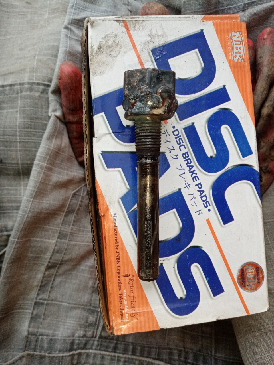 Проблемная направляющая со сорваными гранями под головку 14. Пришлось приварить гайку на 22 и заменить на новую напровляющию — Nissan Wingroad (Y12)