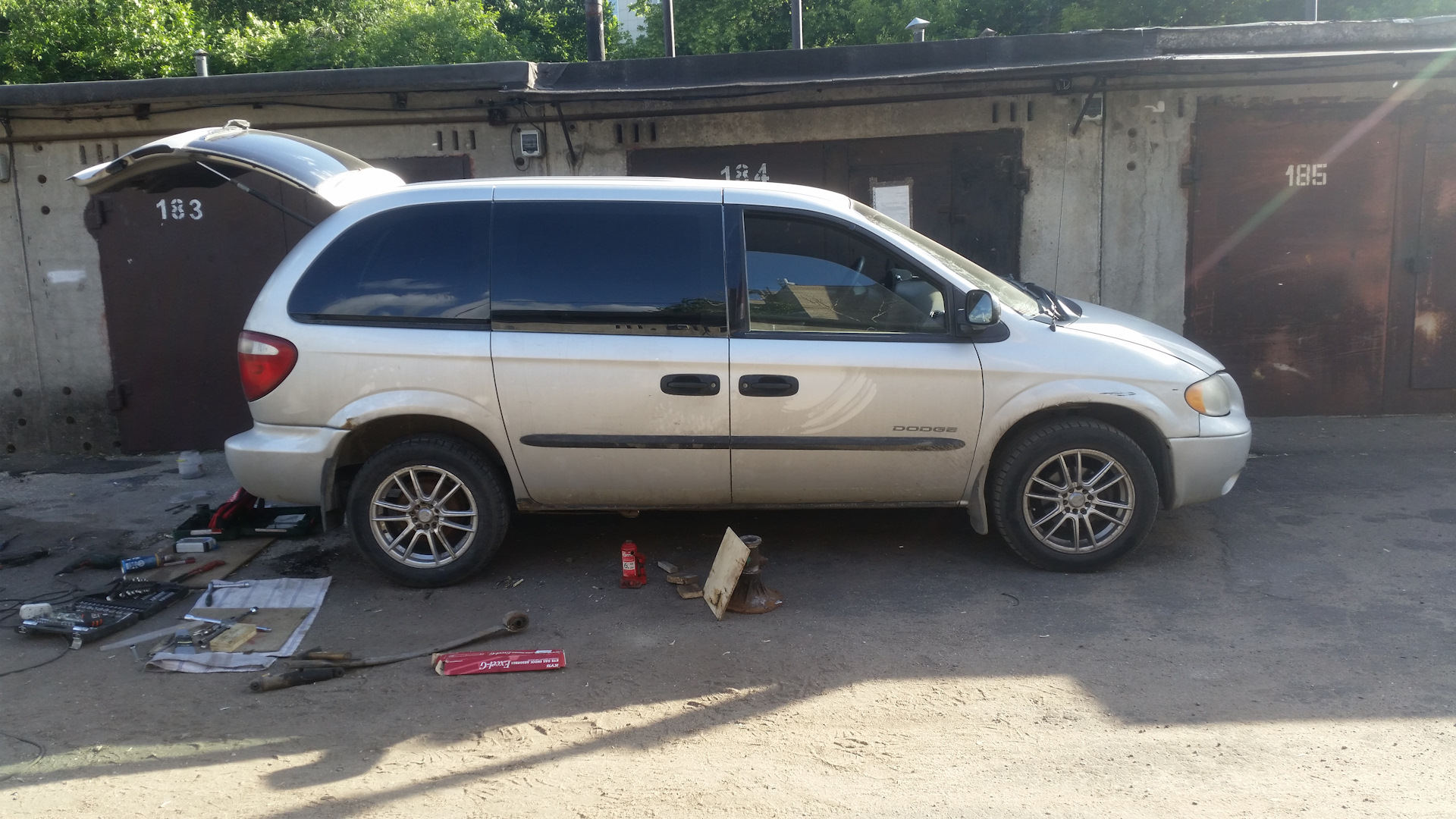 Разборка караванов. Рессора Додж Караван 2.4. Рессора dodge Caravan 4. Рессоры от газели на Додж Караван 4. Рессоры на Додж Караван 2001 года.