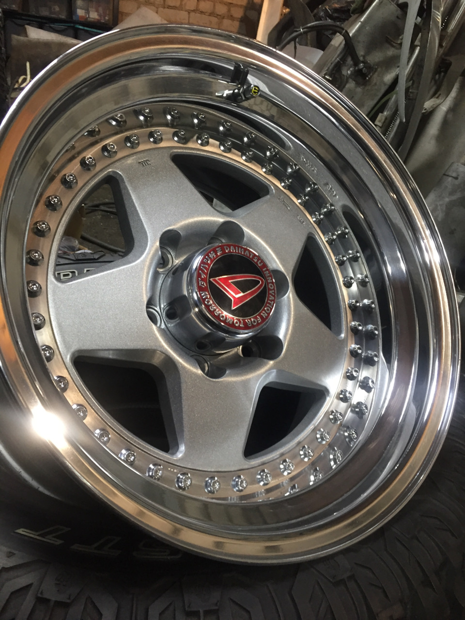 Эмблема на ступичные колпачки — Daihatsu Feroza II, 3 л, 1990 года ...