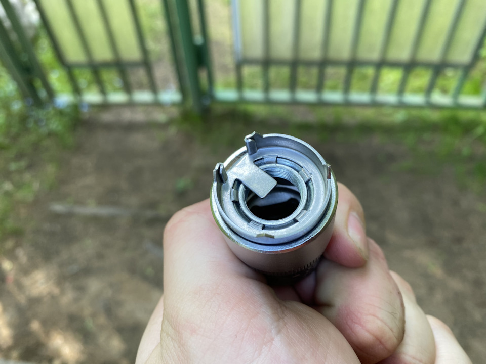 А еще вот так. Шип в середине входит в паз в антенне и прижимает провод антенны к крыше — Nissan Tiida (2G)