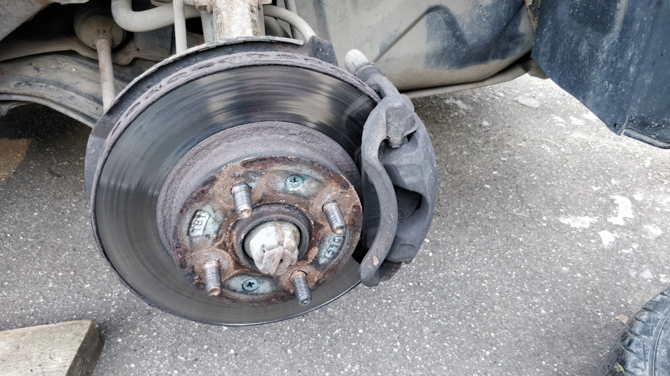 Замена передних тормозных дисков и колодок — Hyundai Getz, 1,4 л, 2008 ...