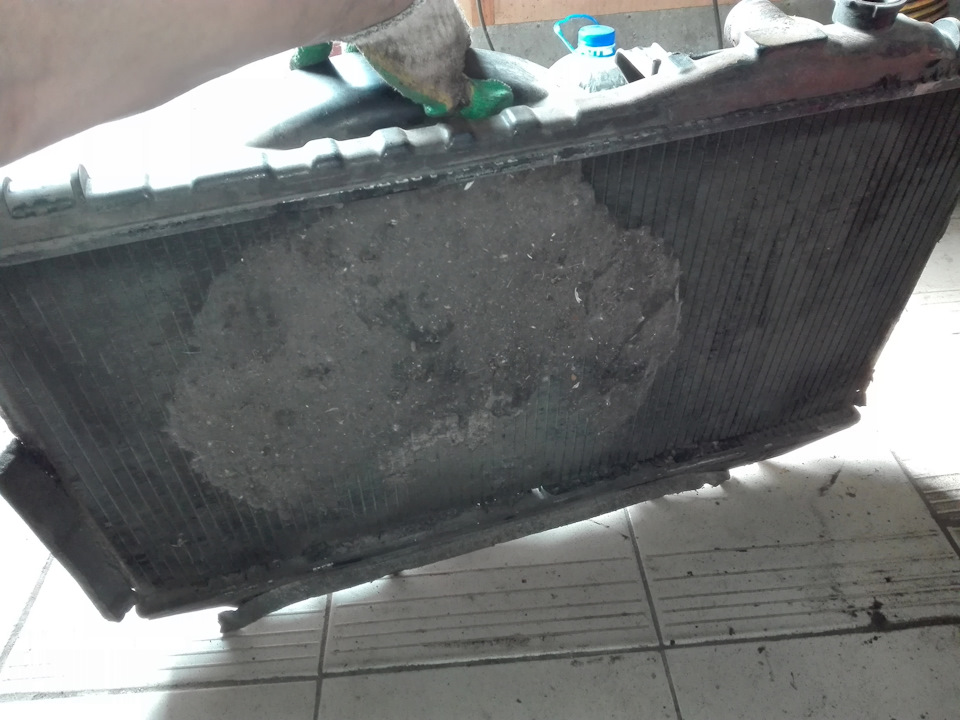 Заглушку из блока. Заглушку из блока. Как вытащить заглушку из блока. Треснула гильза змз 405. Как вытащить заглушку из блока двигателя.