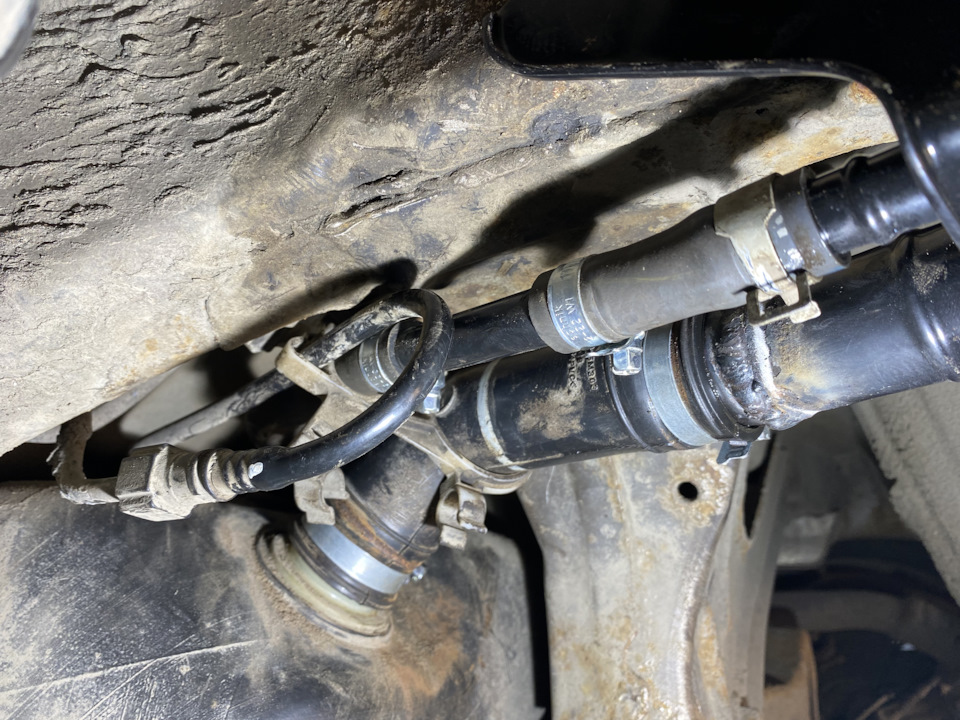 Горловина топливного бака — Nissan Almera II (N16), 1,5 л, 2006 года ...