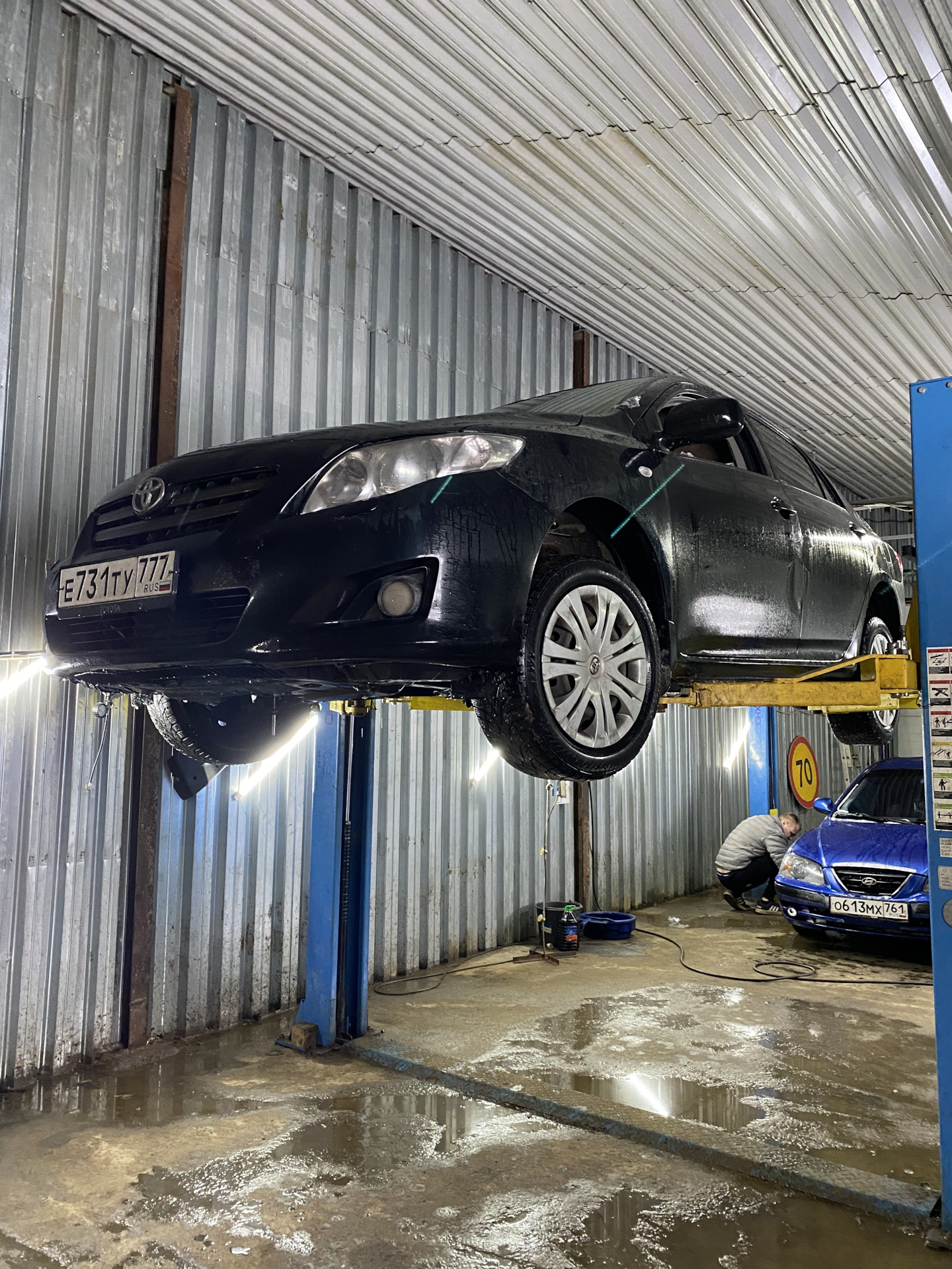 Подростки на работе. Офис с сотрудниками. Работа по найму. Человек в офисе за компьютером. Трудоустройство подростков.