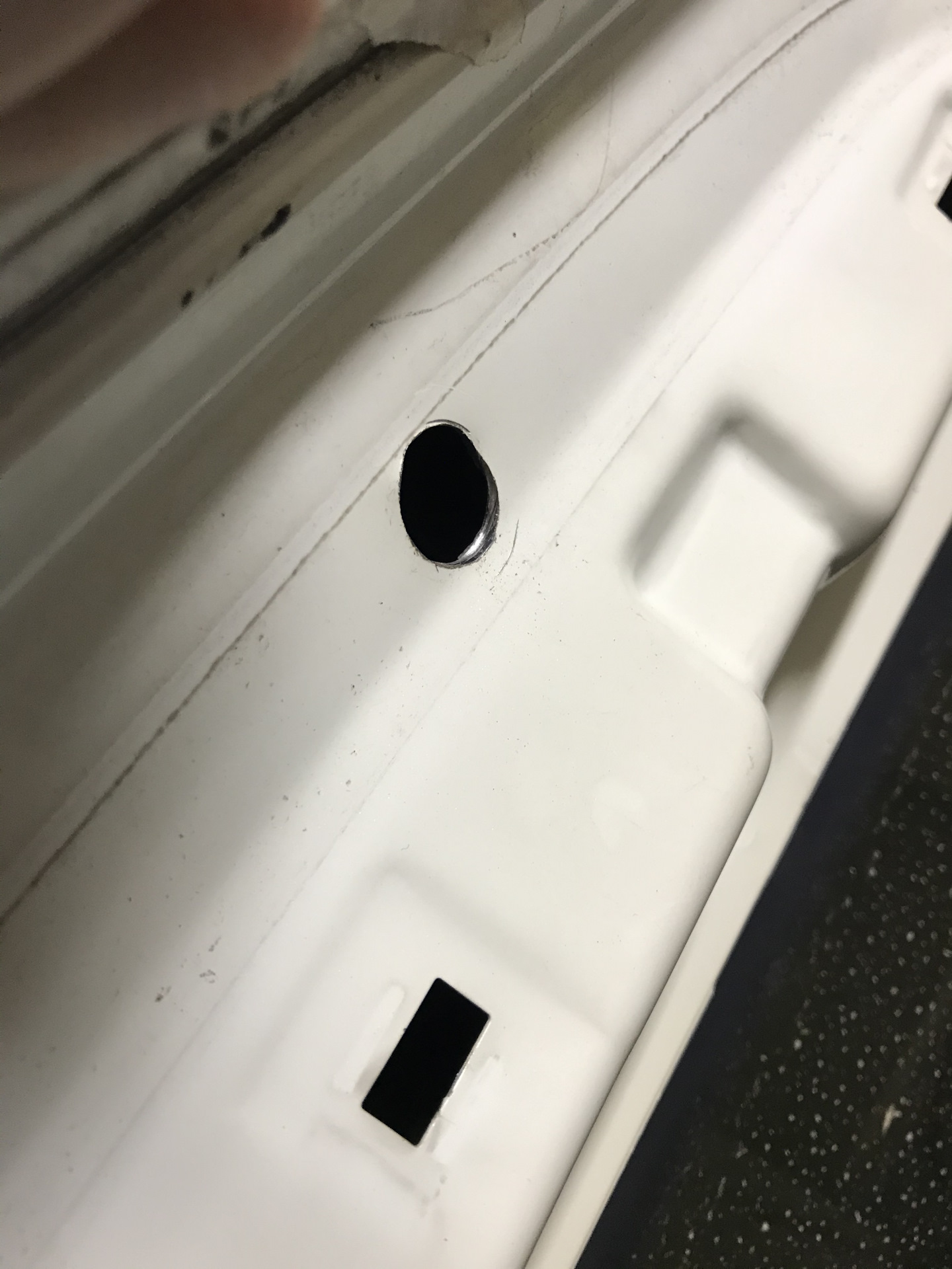 Установка спойлеров на крышку багажника — Nissan Cube II, 1,5 л, 2006 ...