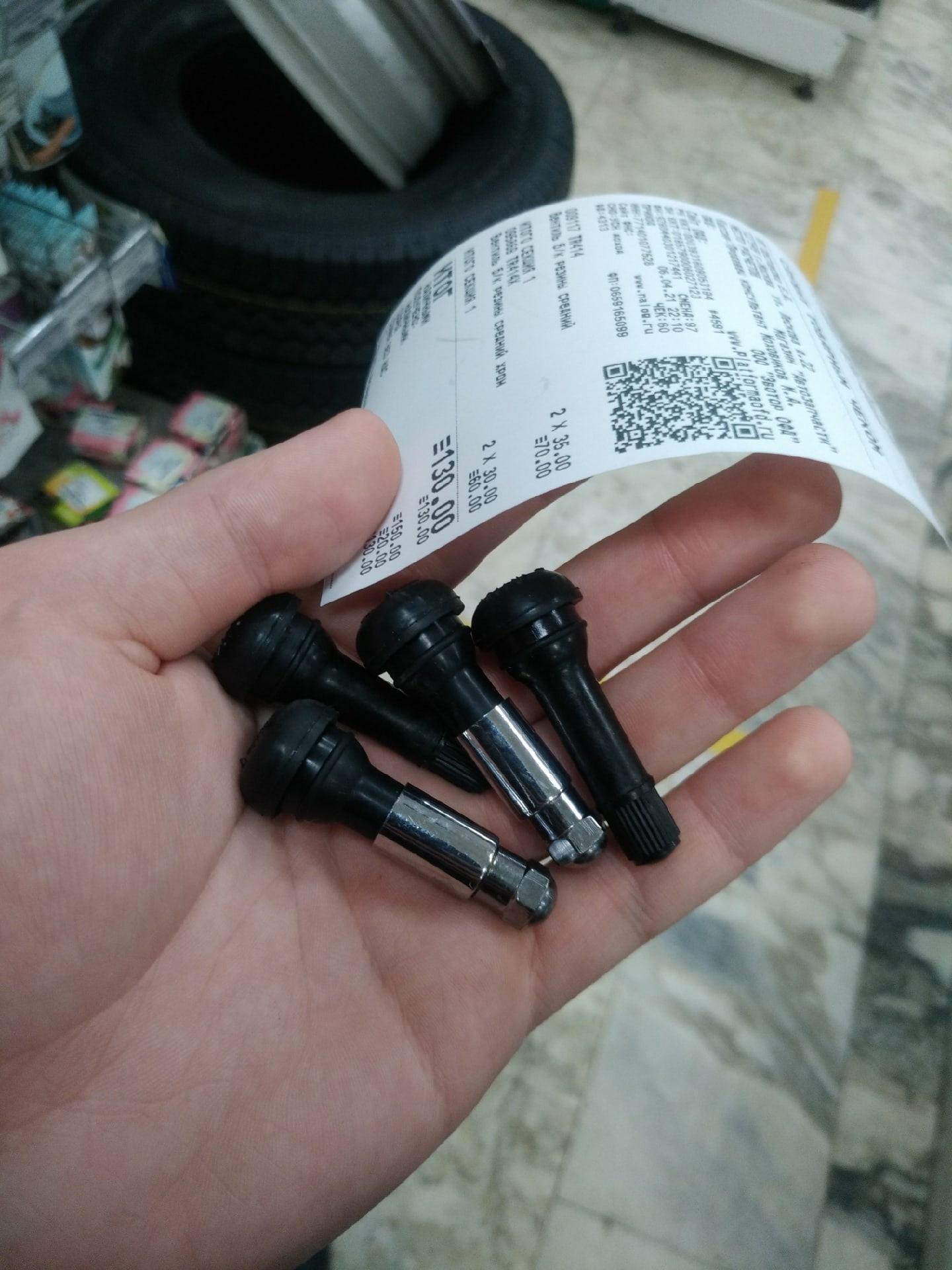 Замена вентиля правого переднего колеса — Lada 4x4 3D, 1,8 л, 1999 года ...