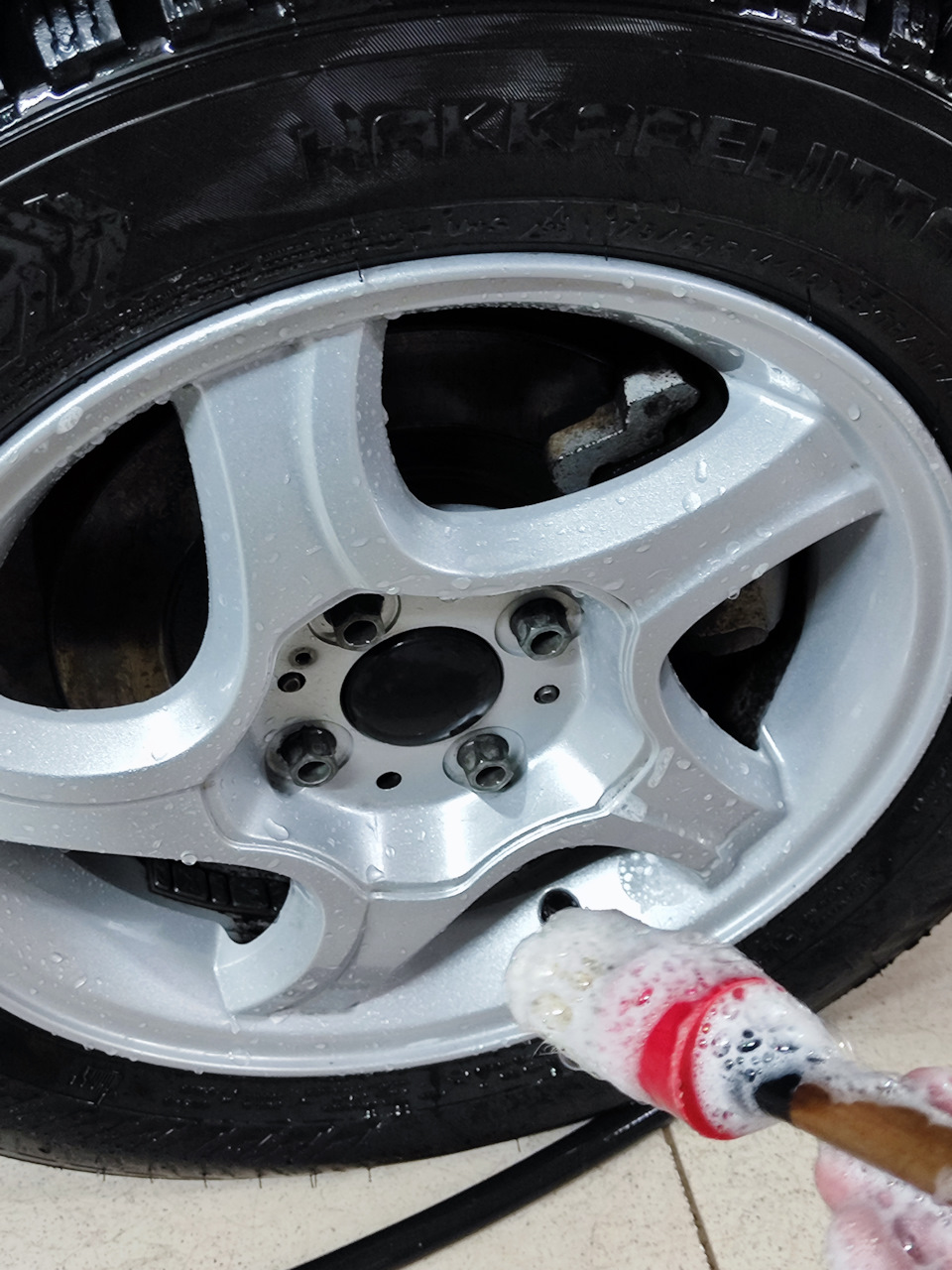 Через пять минут после нанесения я смываю состав, далее мою колёсный диск и дорабатываю труднодоступные места кистью — Lada Калина Универсал (1G)