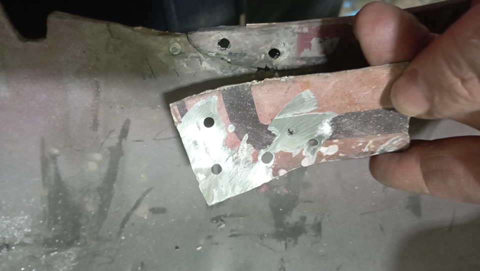 В местах ремонта, где использованы клёпки и металлические пластины, убираем гору шпатли и высверливаем клёпки. — Peugeot 206 CC