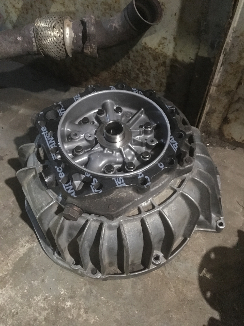 Zf4hp22 на ниву установка видео. PiAAAgFxReA 960. Zf4hp22 на ниву установка видео фото. Zf4hp22 на ниву установка видео-PiAAAgFxReA 960. картинка Zf4hp22 на ниву установка видео. картинка PiAAAgFxReA 960. Буквально вчера писал о пробном выезде, и о том чем он закончился.Прочесть можно здесь.На следующий день вернулся в гараж, и принялся скидывать коробку. В этот раз, процесс продвигался быстрее и снял я ее за 2ч30мин-намного лучше результат, чем в предыдущий раз.Вытянул, и принялся разбирать. Чтоб отдефектовать пакет форвард, нам нужно снять колокол со статором насоса. Для этого окручиваем эти болты: