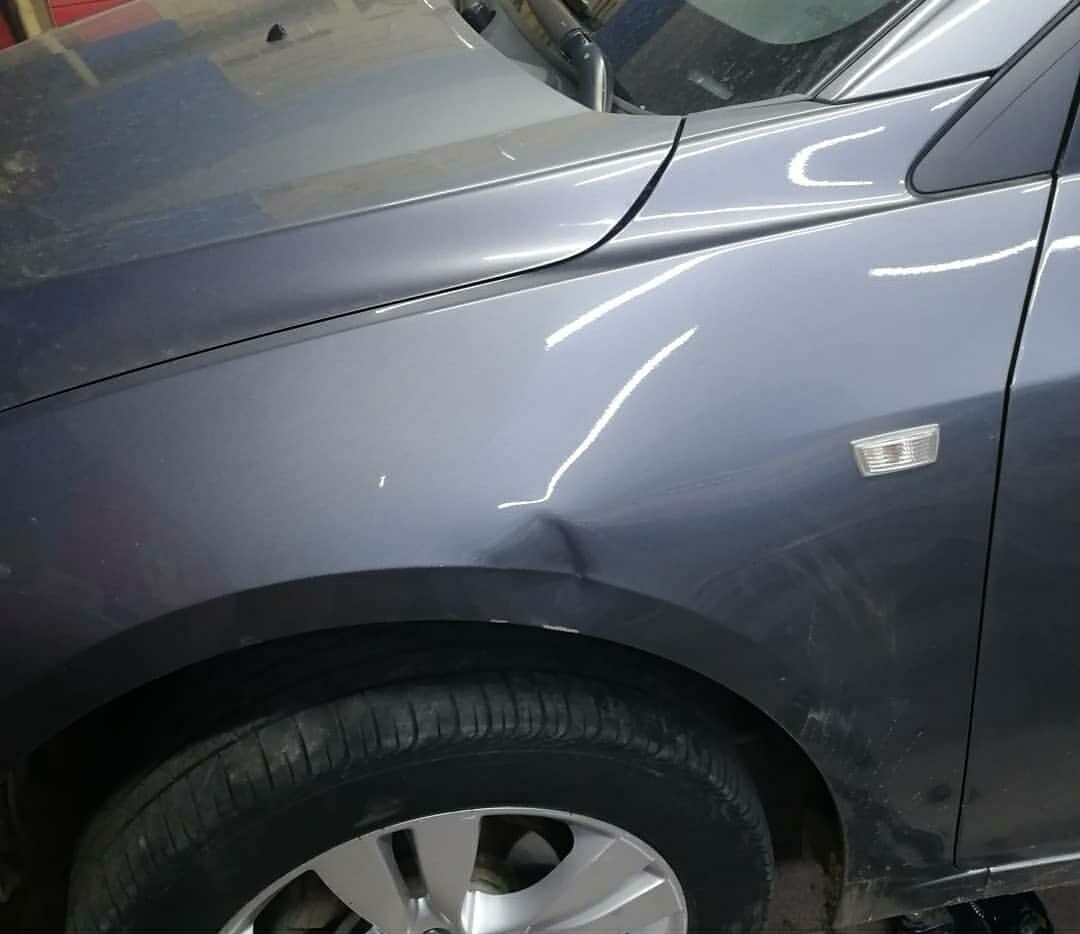 Приора вмятина. Царапины на крыле автомобиля. Маленькая вмятина на крыле. Дастер вмятина на переднем крыле. Вмятина на крыле.