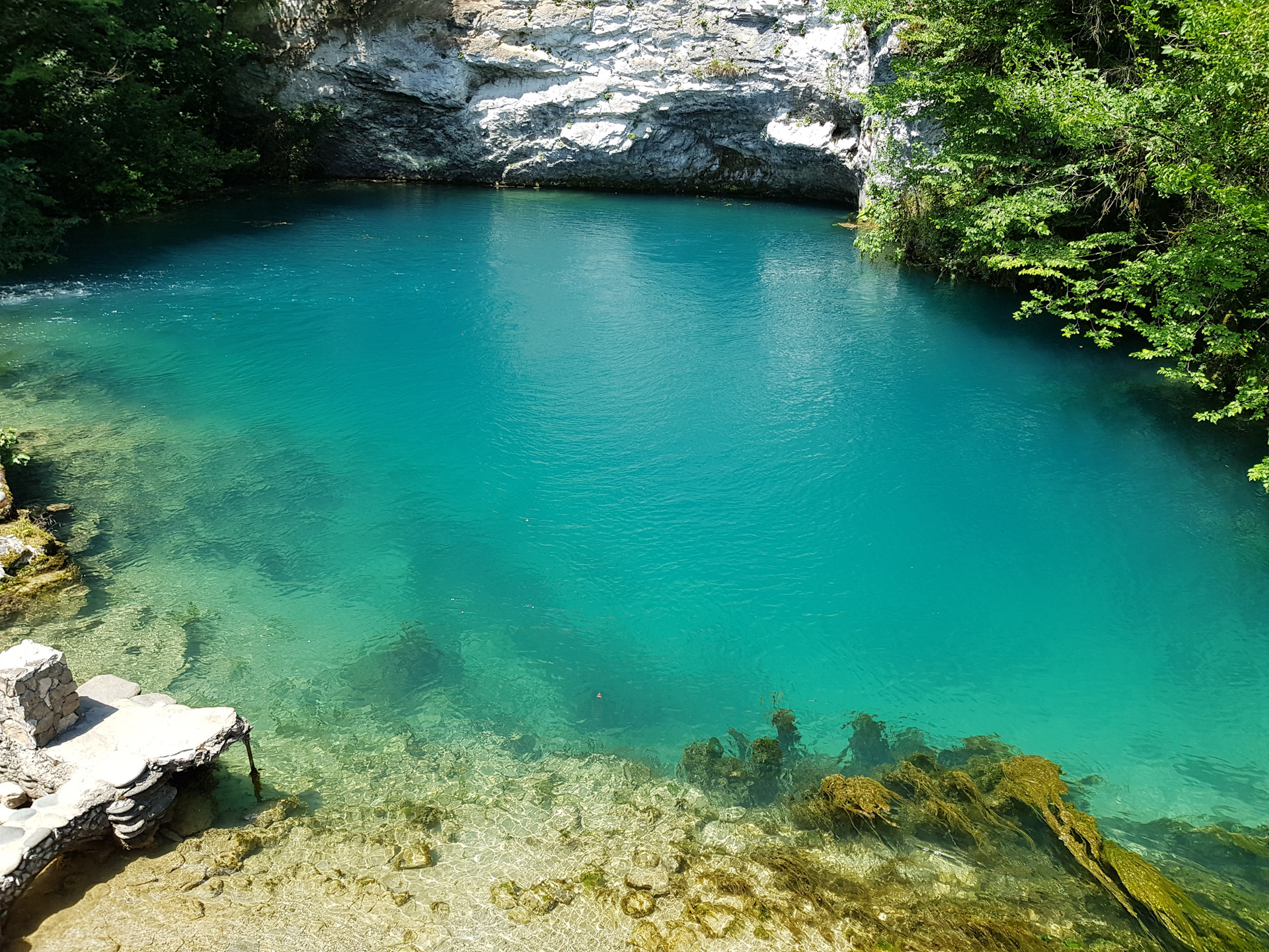 Голубое озеро крым. Абхазия Пицунда голубое озеро. Озеро Рица Пицунда голубое озеро. Гагры Абхазия голубое озеро. Голубое озеро Абхазия Юпшарский каньон.