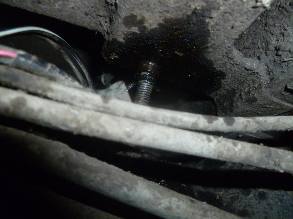 Голая шпилька стыдливо прячется за проводаиюми и трубками — Lada 2120 Надежда