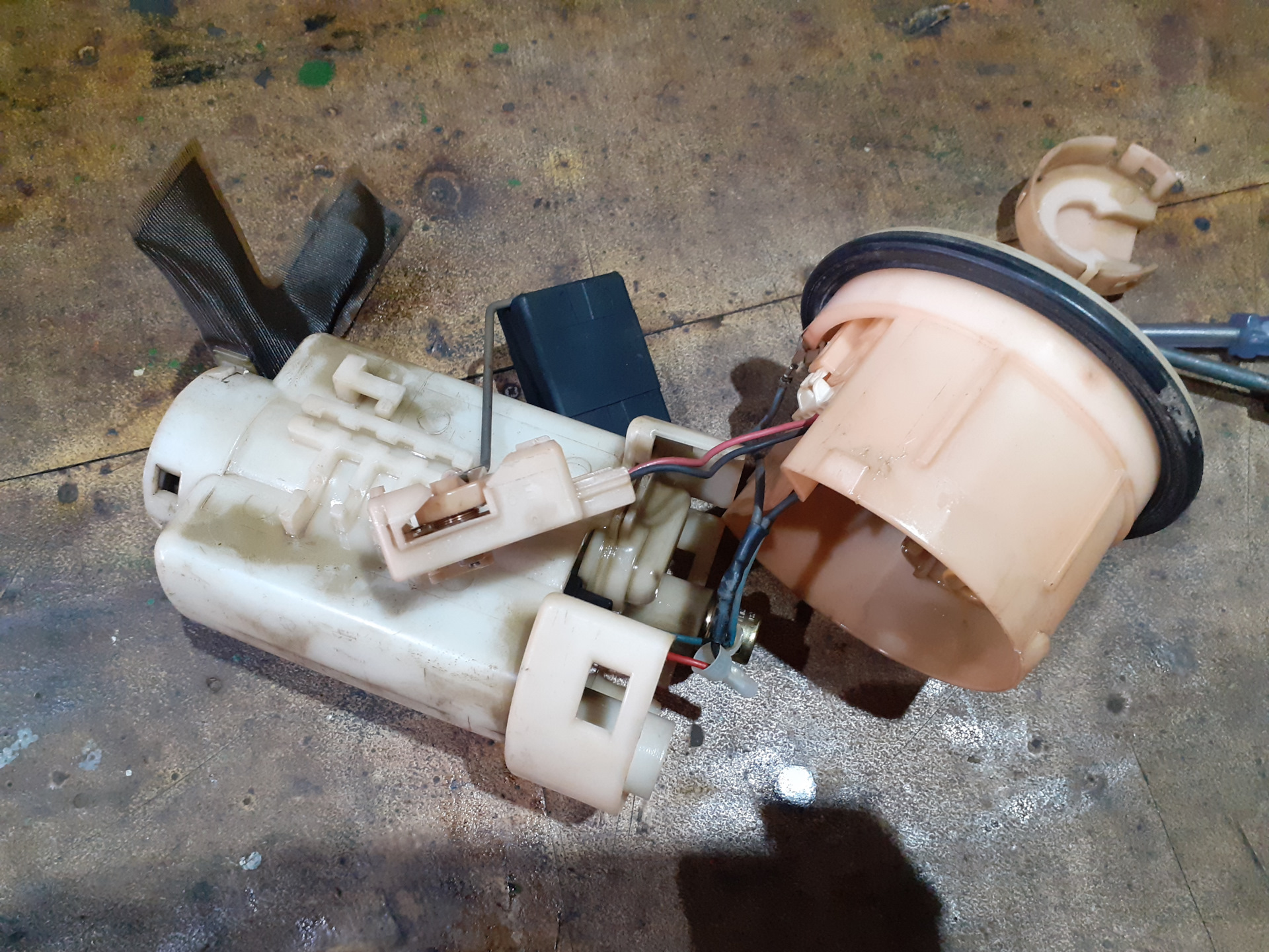 Тойота ист фильтра. Модуль топливного насоса хендай акцент. Тойота ист фильтра. Бензонасос тойота ист 2003. Toyota wish 2003 фильтр топливный.