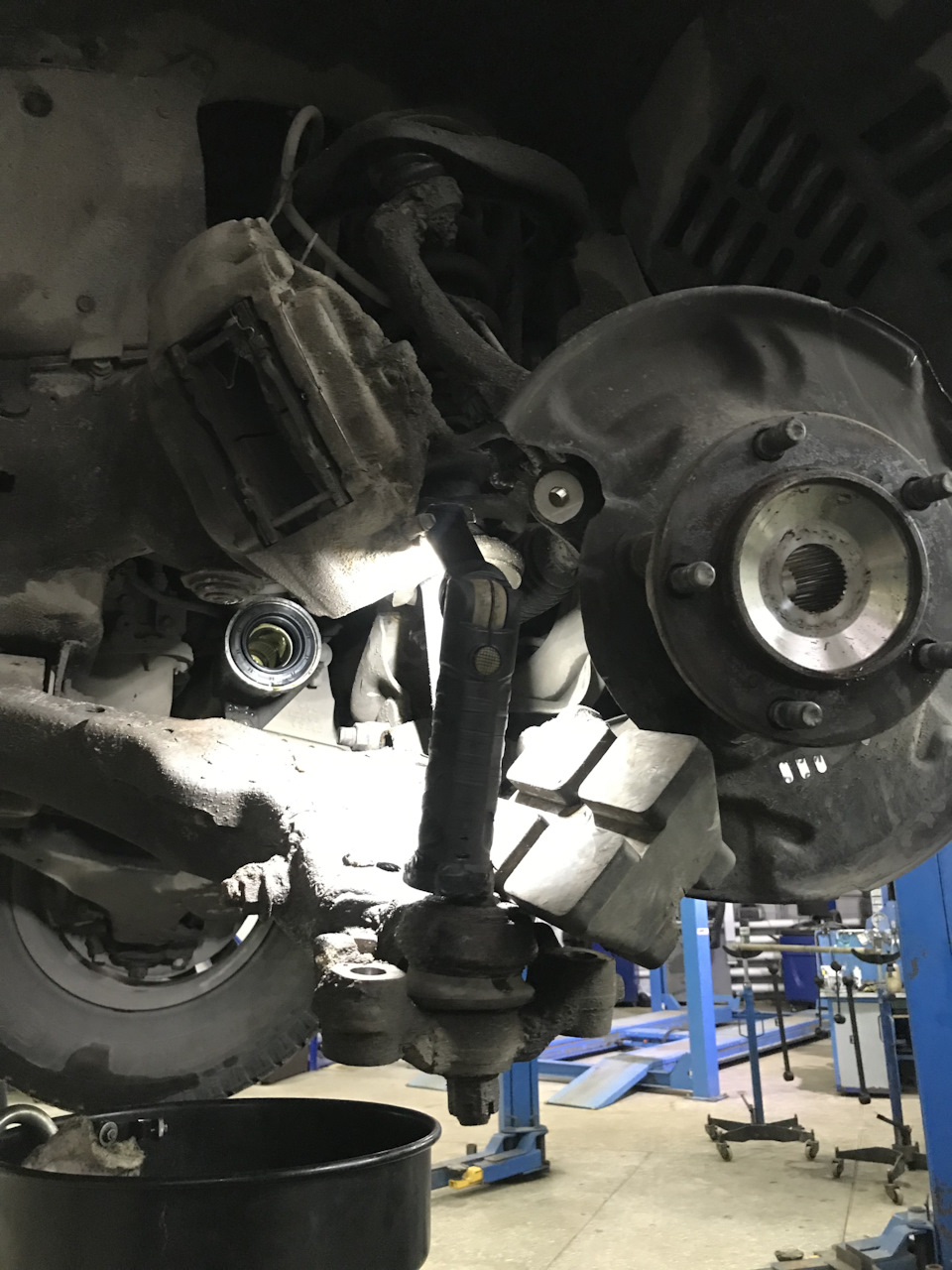 Потек сальник правой внутренней гранаты. — Toyota Land Cruiser 200, 4,5 ...