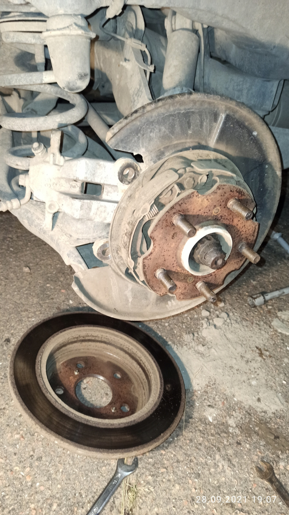 Колодки ручника toyota rav4. Замена колодок ручного тормоза субару форестер sh. Колодки ручника тойота королла 120. Колодки ручника тойота рав 4. Замена колодок ручника камри 40.