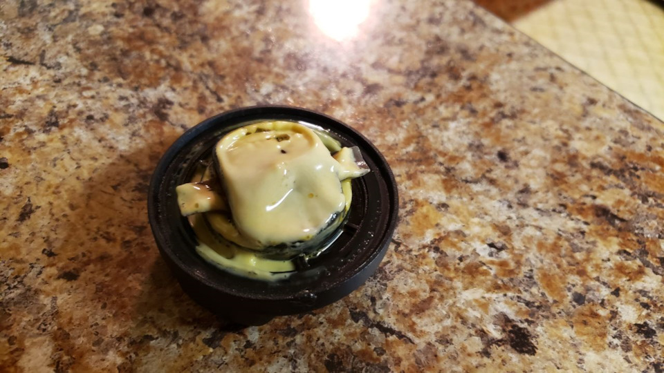 Эмульсия на крышке маслозаливной горловины — Mercedes-Benz C-class ...