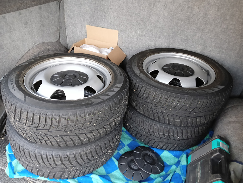 Шины зимние нешипованные Hankook 225/60 R17, штампованные диски Vag ...