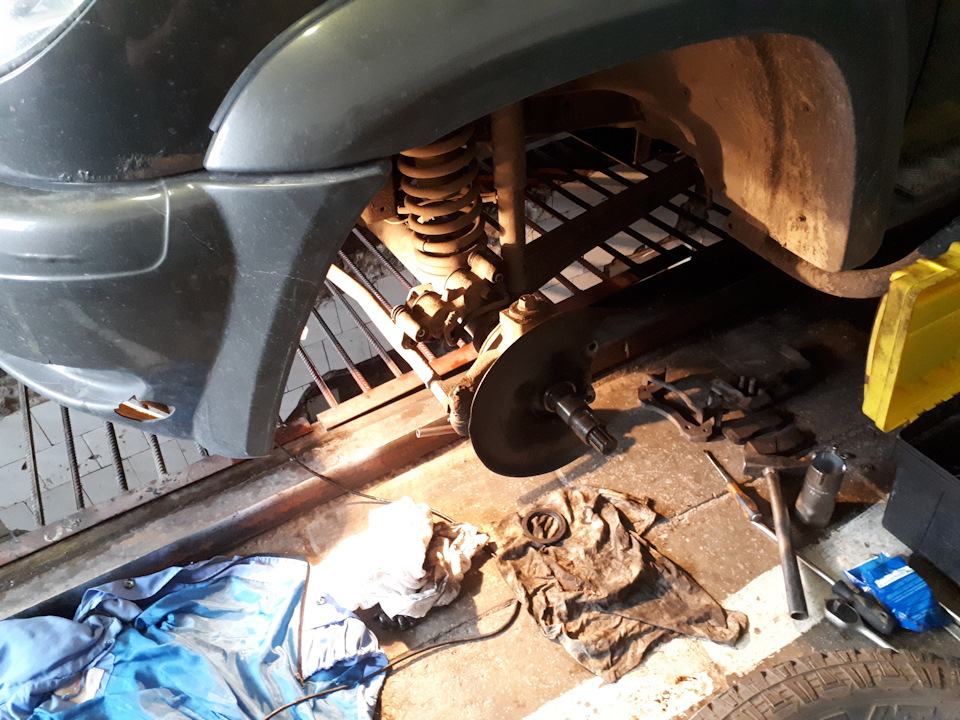 Смазка ступичных подшипников и протяжка шкворней — УАЗ Pickup, 2,7 л ...