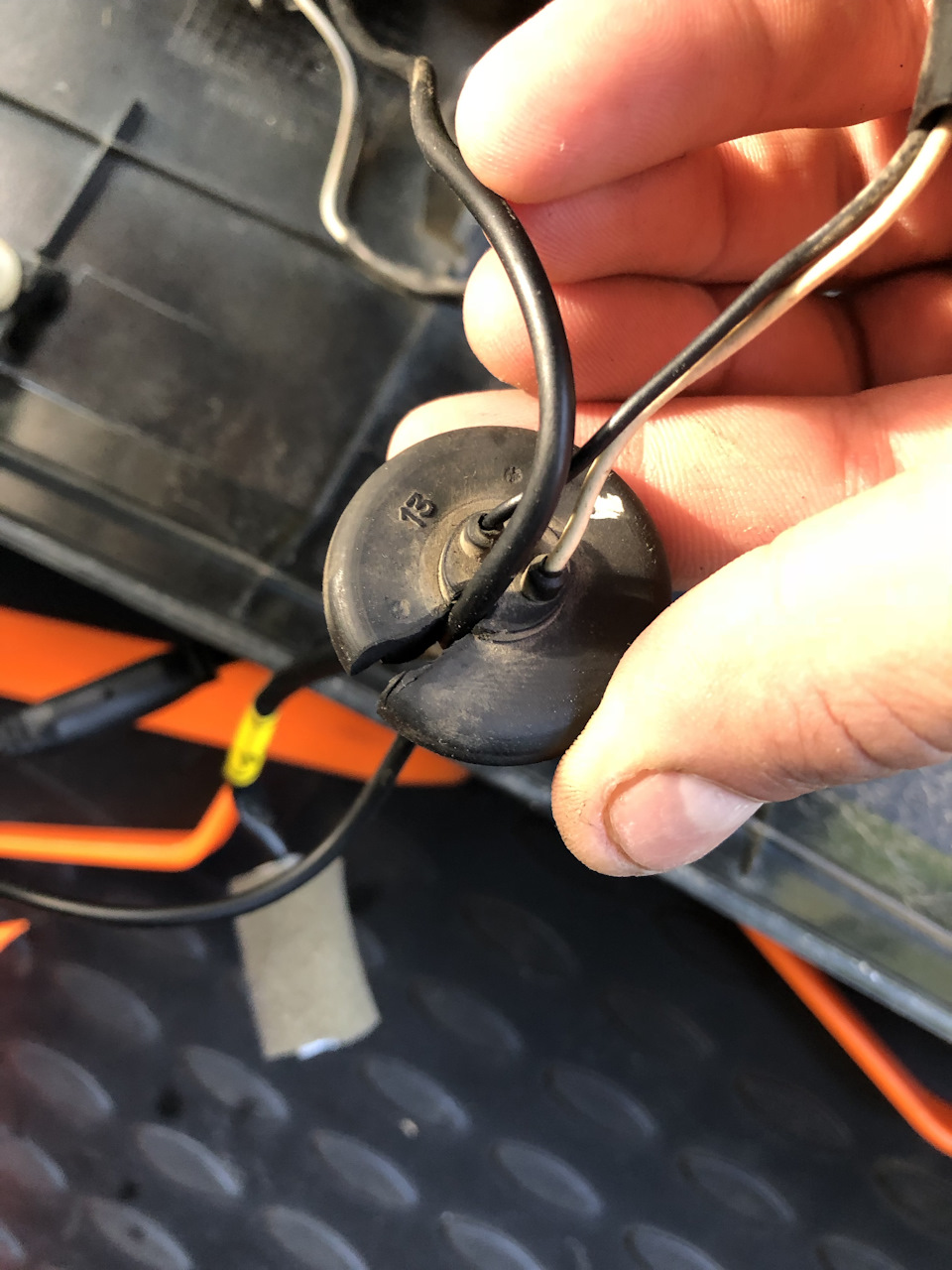 Немного надрезал, чтобы провести провод — Opel Antara