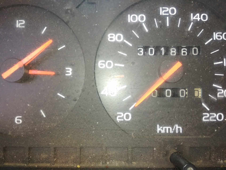 спидометр volvo темноте.