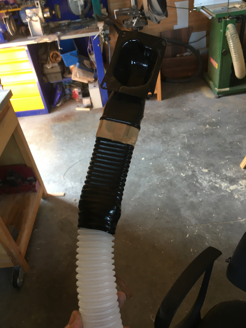 Верхний кусок у меня частично сохранился заводской, срезал оплавленную часть и прилепил новую — Toyota Crown (S120)